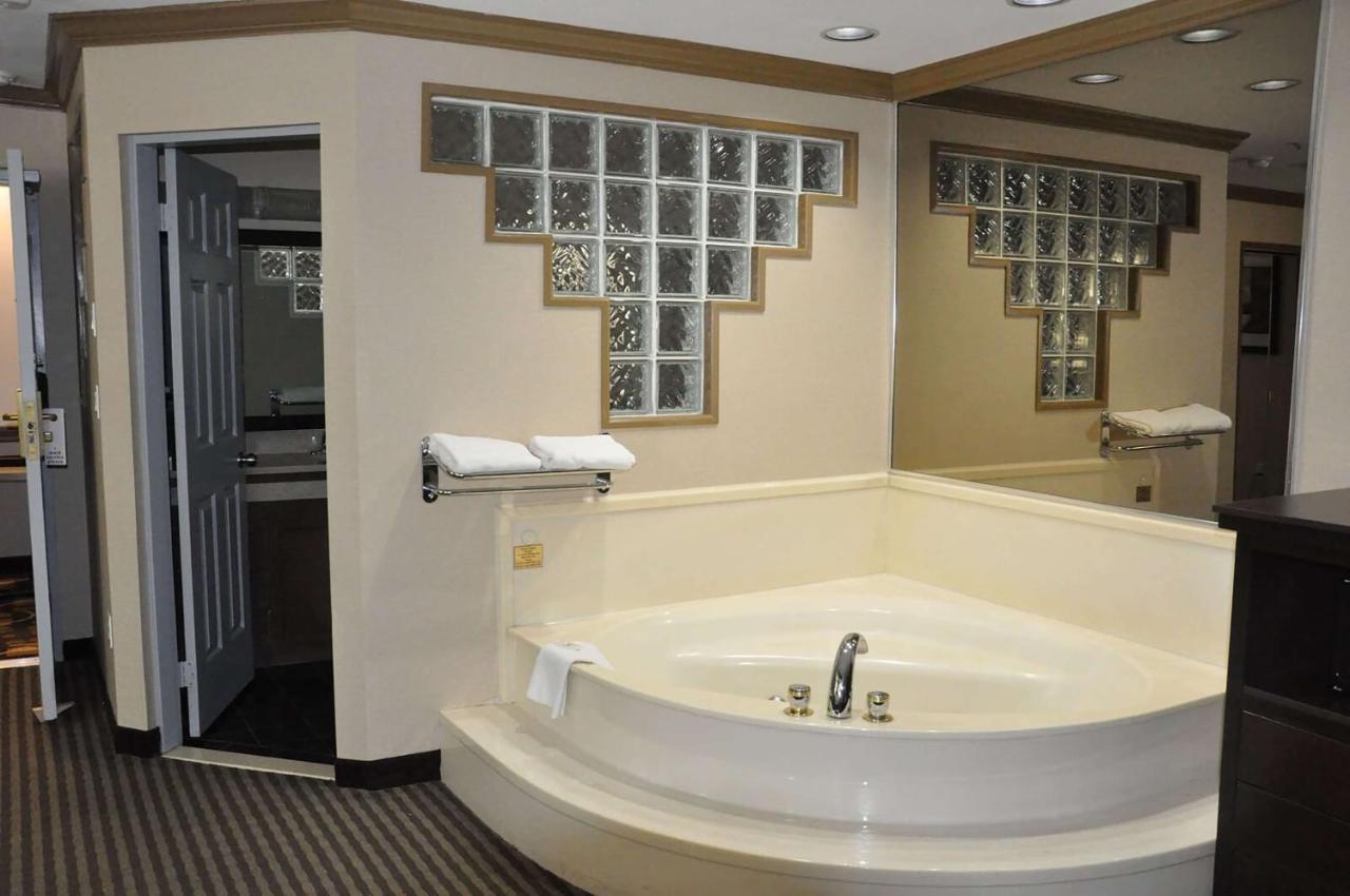 รามาดา บาย วินด์แฮม แอ็บบอตส์ฟอร์ด Hotel อับบอทส์ฟอร์ด ภายนอก รูปภาพ